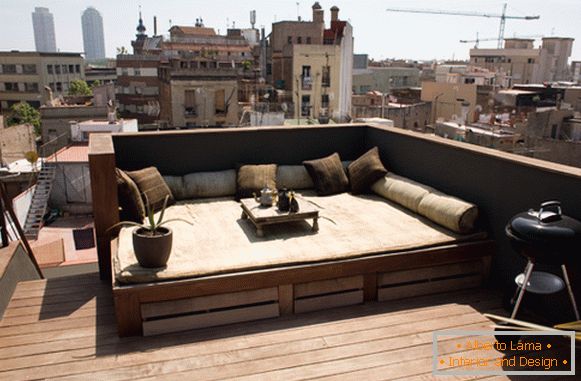 Patio na balkonie małego studia w Barcelonie