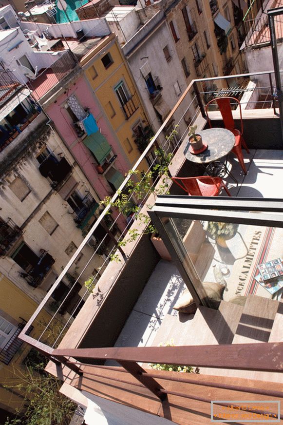 Widok z balkonu małego studia w Barcelonie