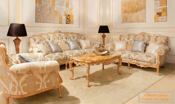 Meble tapicerowane z drewnianymi elementami w kolorze złotym harmonizują ze złotymi panelami na ścianach. 