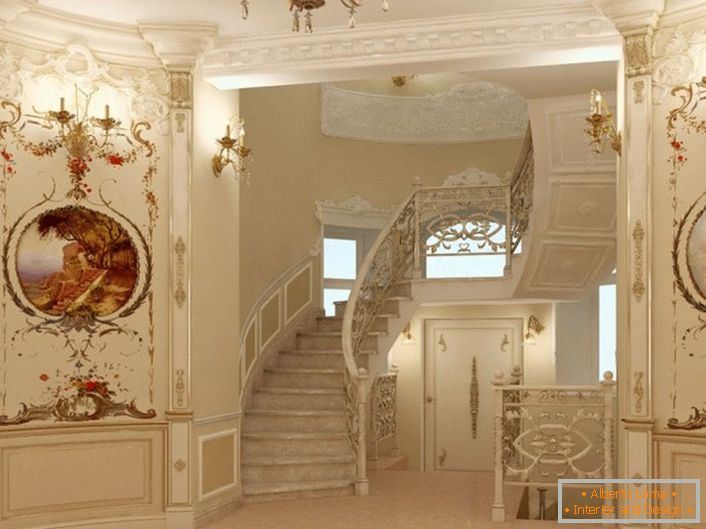 Kontrastujące obrazy w stylu vintage w ciekawej obróbce i wykwintnej klatce schodowej w domu dobrze prosperującej francuskiej rodziny.