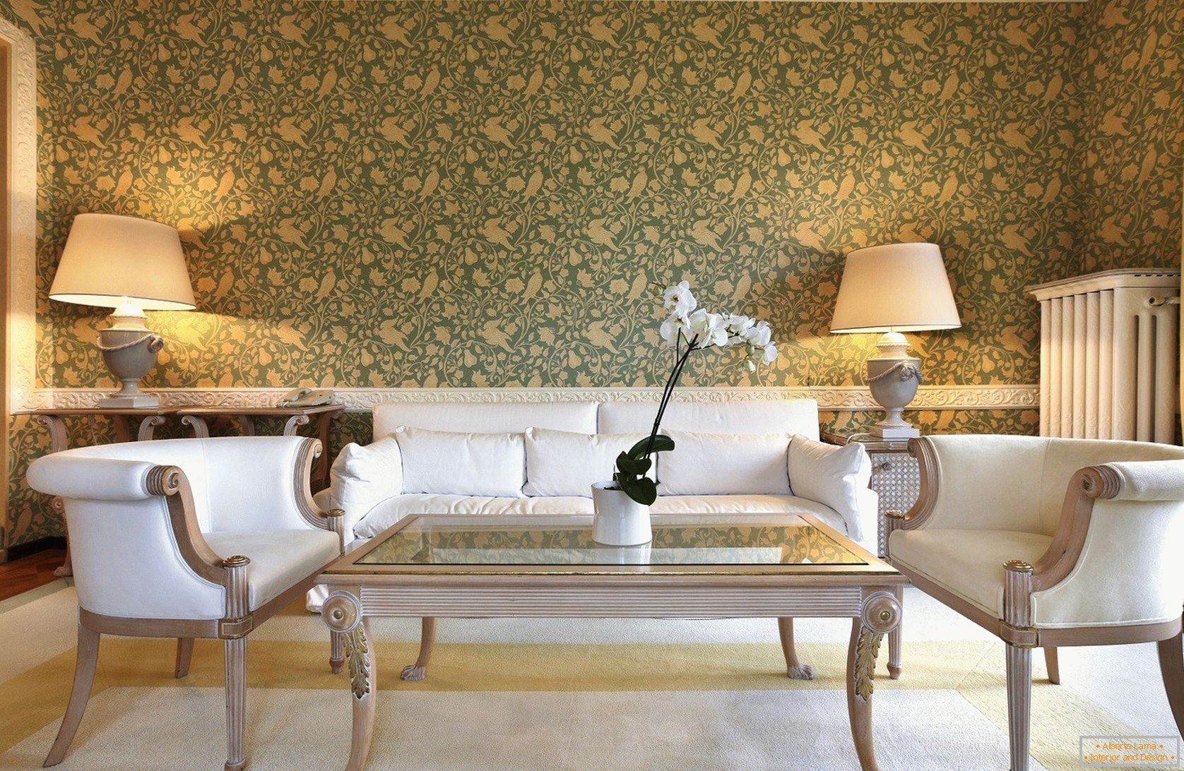 Tapety na ścianie w klasycznym salonie