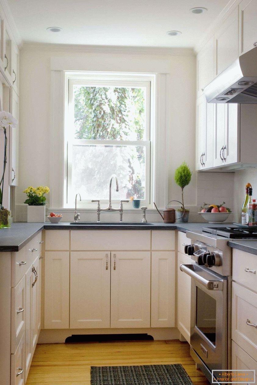 Wnętrze małej kuchni w białych kolorach