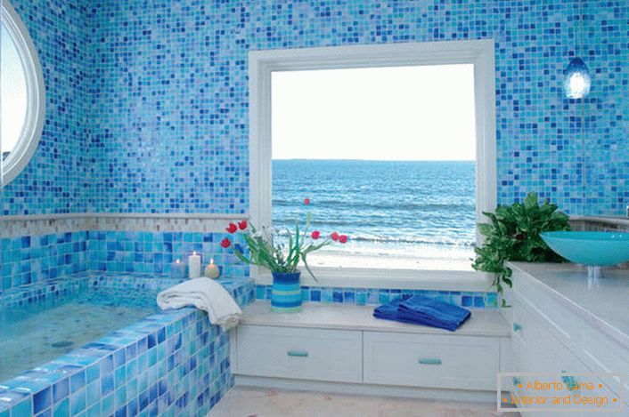 Niewielka łazienka urządzona jest w stylu śródziemnomorskim.