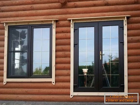 okna w drewnianym domu