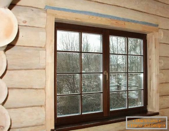 okna w drewnianym domu