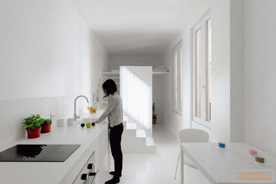 Dwupoziomowy apartament typu studio w kolorze białym