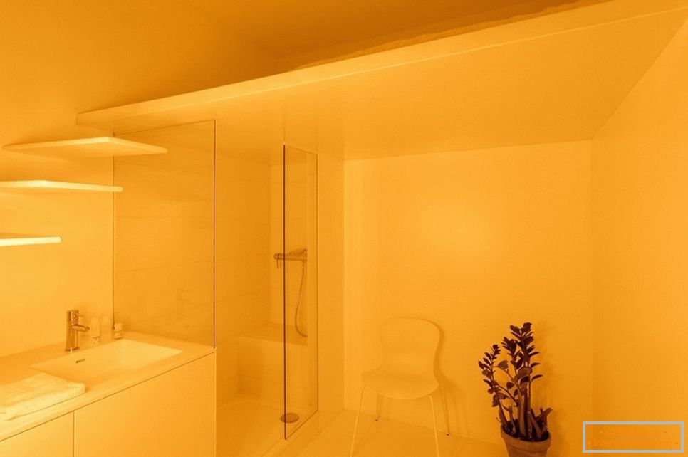 Żółte oświetlenie w łazience