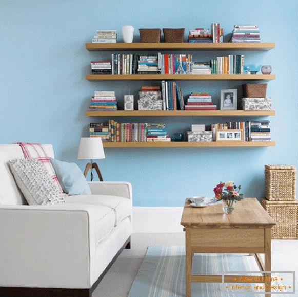 Półki na książki na ścianie w salonie