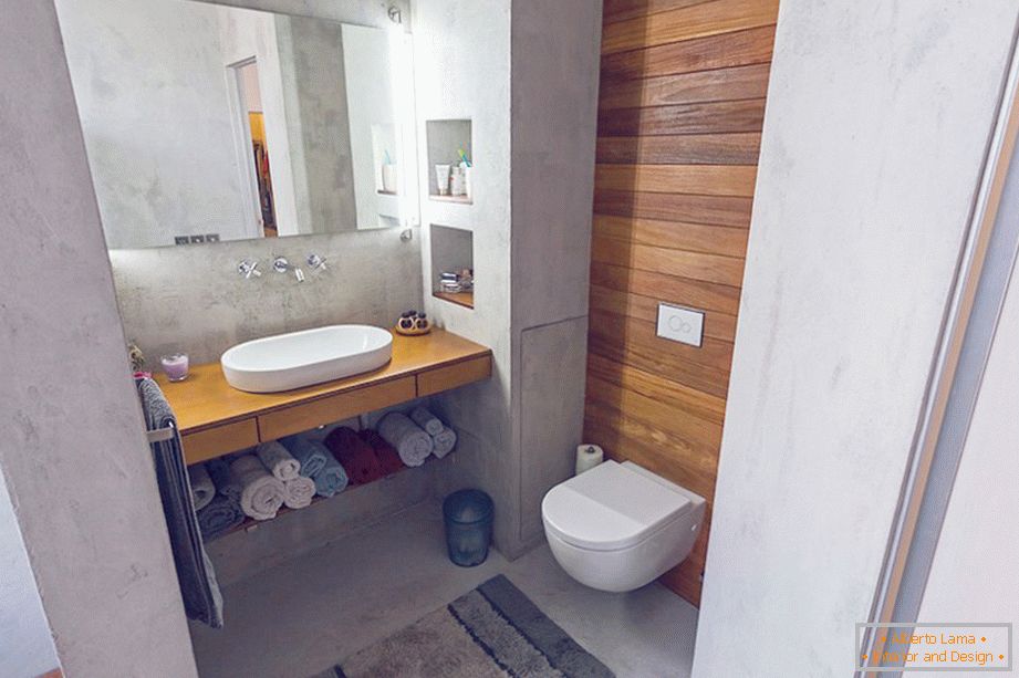 Umywalka i toaleta w łazience jednopokojowego apartamentu
