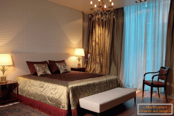 Tradycyjne oświetlenie śpiwora w klasycznym stylu - żyrandol i nawykowe plafony po bokach łóżka. 