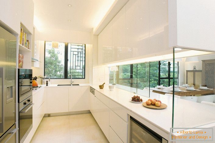 Kuchnia oddzielona jest od salonu dekoracyjną szklaną ścianą. Ciekawe rozwiązanie do wnętrz w stylu hi so.
