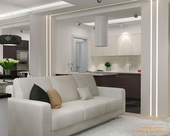 Mały salon w stylu minimalizmu w mieszkaniu studyjnym. Funkcjonalność i atrakcyjność wnętrza w tym stylu sprawia, że ​​jest niezastąpiony, jeśli chodzi o aranżację małej przestrzeni mieszkalnej.
