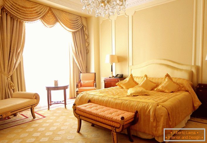 Beżowo-złota sypialnia w stylu barokowym.