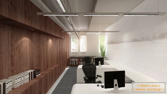 Obszary robocze w biurze są oświetlone przez inteligentne światła LED, które mogą obsługiwać określone parametry.