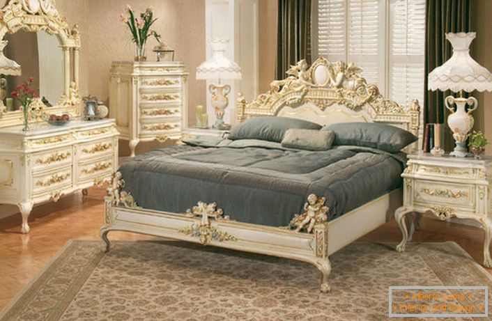Sypialnia urządzona jest w stylu romantyzmu. Najważniejszym elementem jest zdobione rzeźbione meble.
