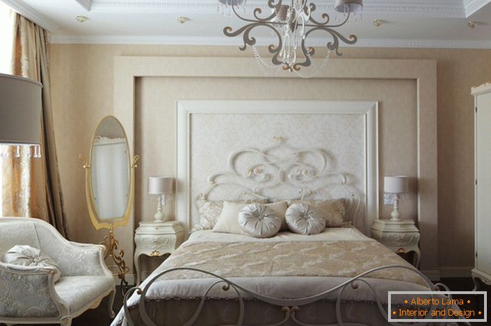 Luksusowa rodzinna sypialnia w stylu romantyzmu to atrakcyjne skromne, powściągliwe wnętrze w jasnych kolorach.