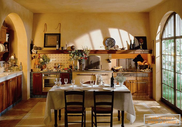 Kuchnia urządzona jest w rustykalnym stylu z dużym panoramicznym oknem. Obszar pracy i jadalni w kuchni ma maksymalne naturalne światło.