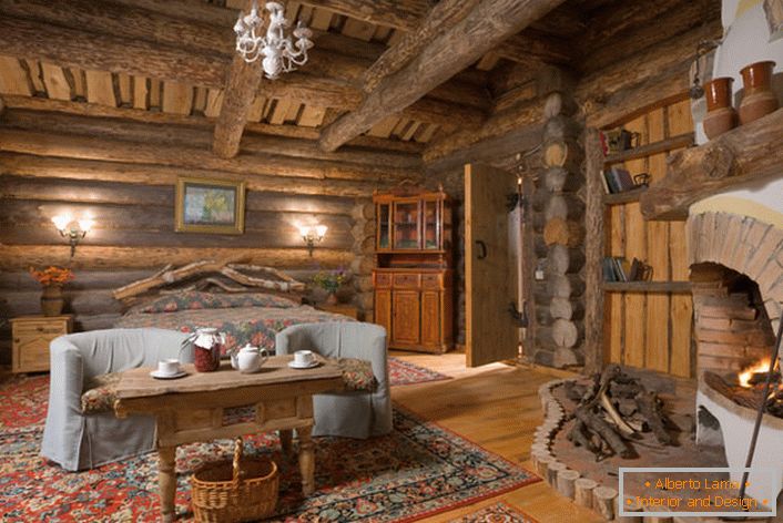 Rustykalny kraj z dużą sypialnią wiejskiej chaty w Skandynawii. W każdym wnętrzu, wykonanym w stylu rustykalnym, kominek będzie wyglądał harmonijnie, zwłaszcza z cegły. 