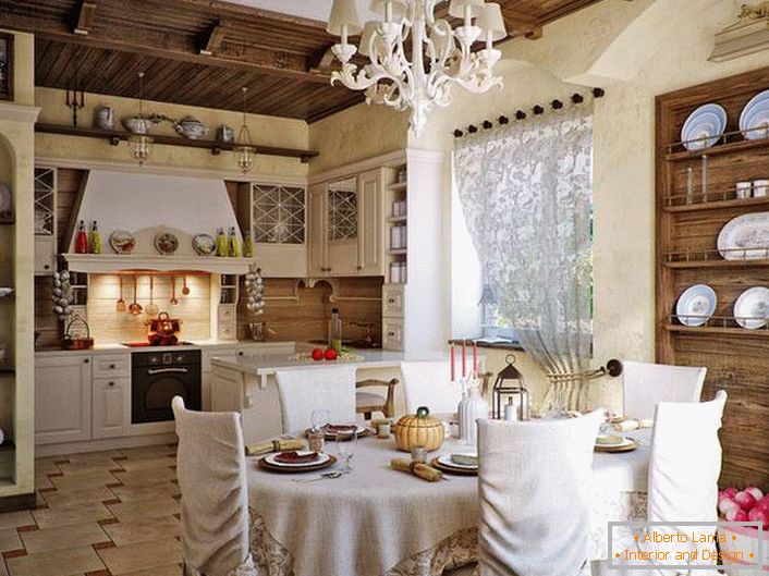 Przytulna kuchnia w rustykalnym stylu. Na uwagę zasługują dekoracyjne półki wykonane z drewna na talerze i inne naczynia. 