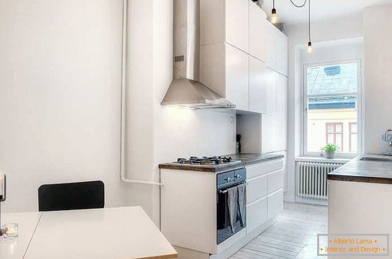 Stylowa kuchnia małego mieszkania w Szwecji