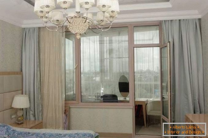 Sypialnia z balkonem z panoramicznymi oknami - idea wnętrza