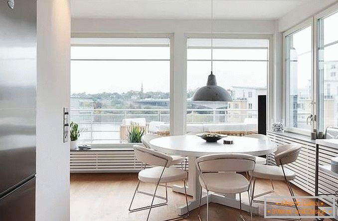 Projekt kuchni z panoramicznymi oknami w narożnym mieszkaniu