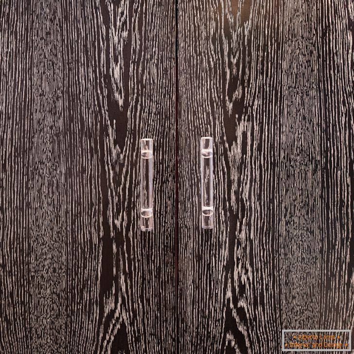 Drzwi szafki wykonane z ciemnego drewna