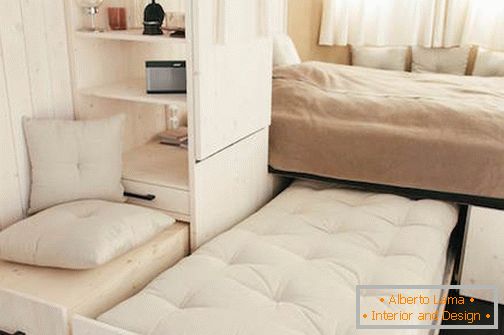 Sypialnia w domu mobilnym na kółkach