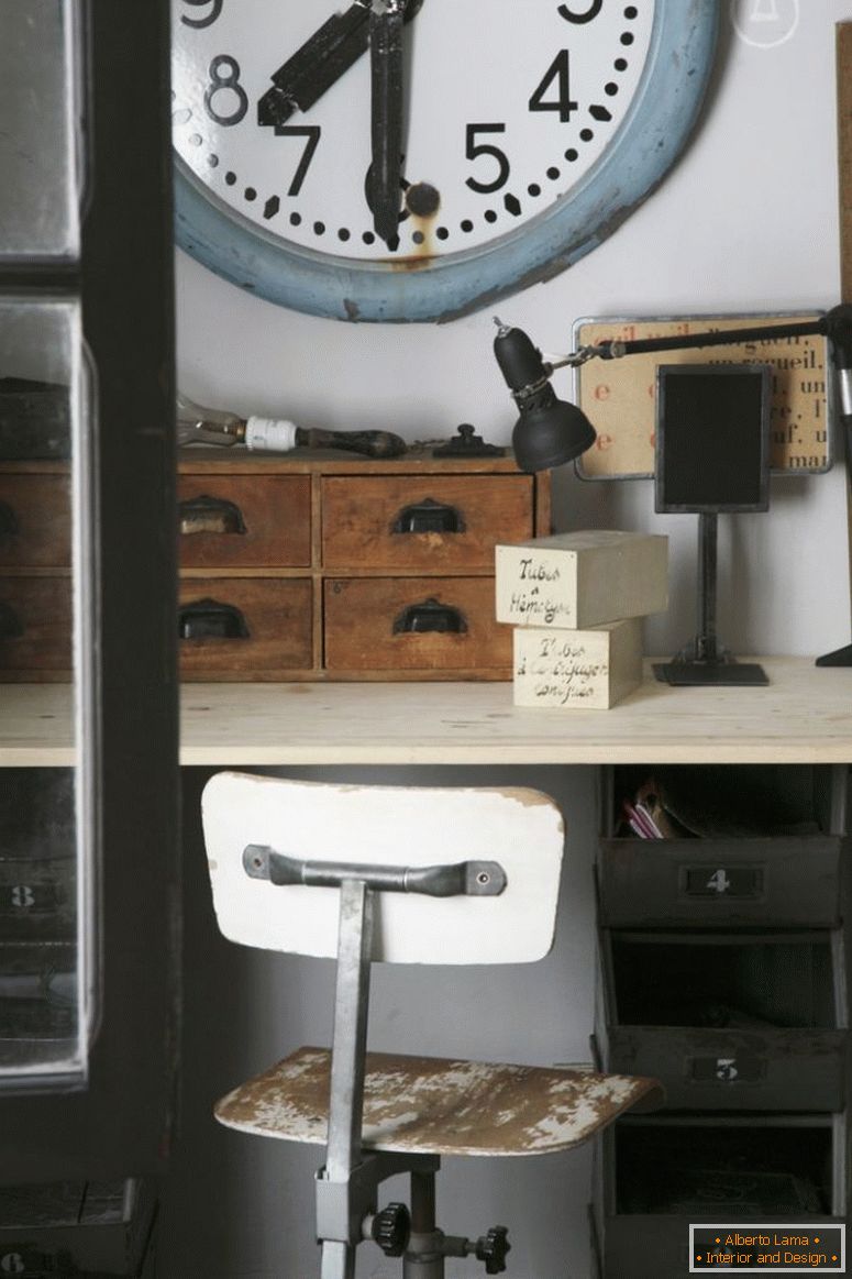 Stary zegar stacji powyżej rocznika biurko z drewnianych pól organizatora i drewniane krzesło obrotowe z peelingiem farby