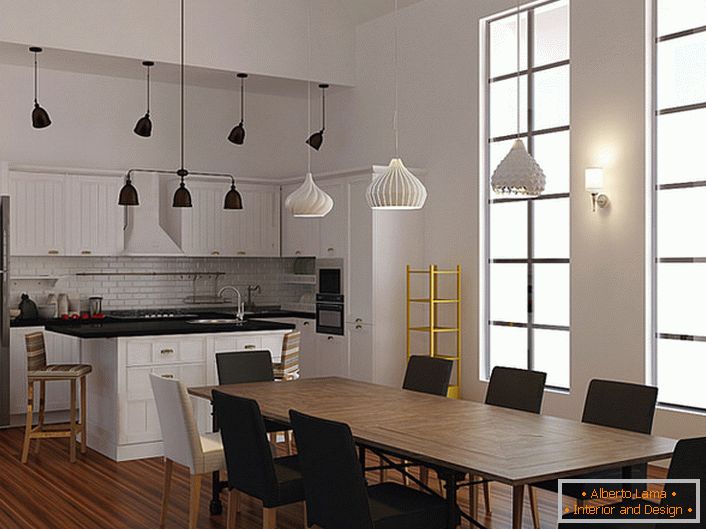 Przykład dobrze dobranego oświetlenia do kuchni w stylu skandynawskim. Do oświetlania jadalni i pracy wykorzystywane są różne modele żyrandoli sufitowych. 