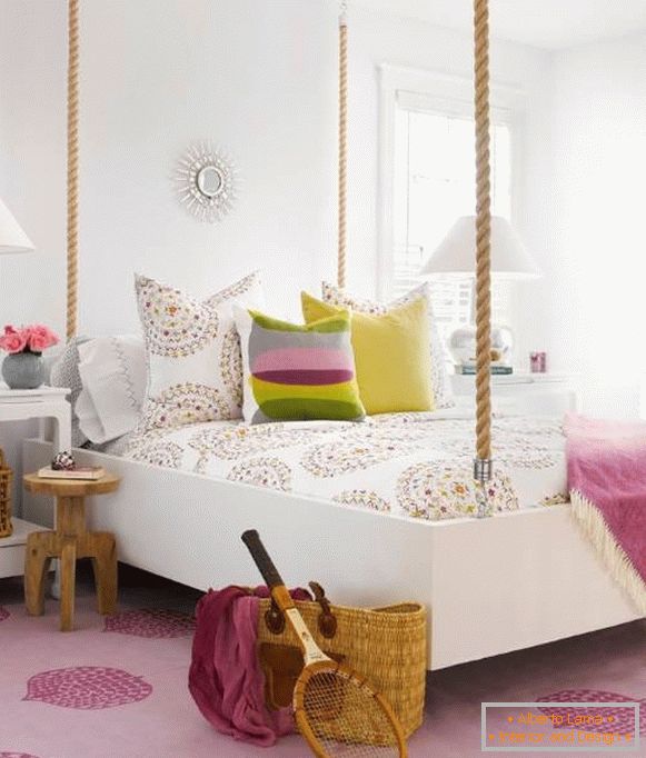 Białe łóżko na linach w pokoju dla kobiet