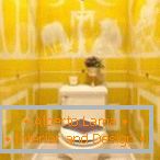 Żółte płytki z białym ornamentem w toalecie