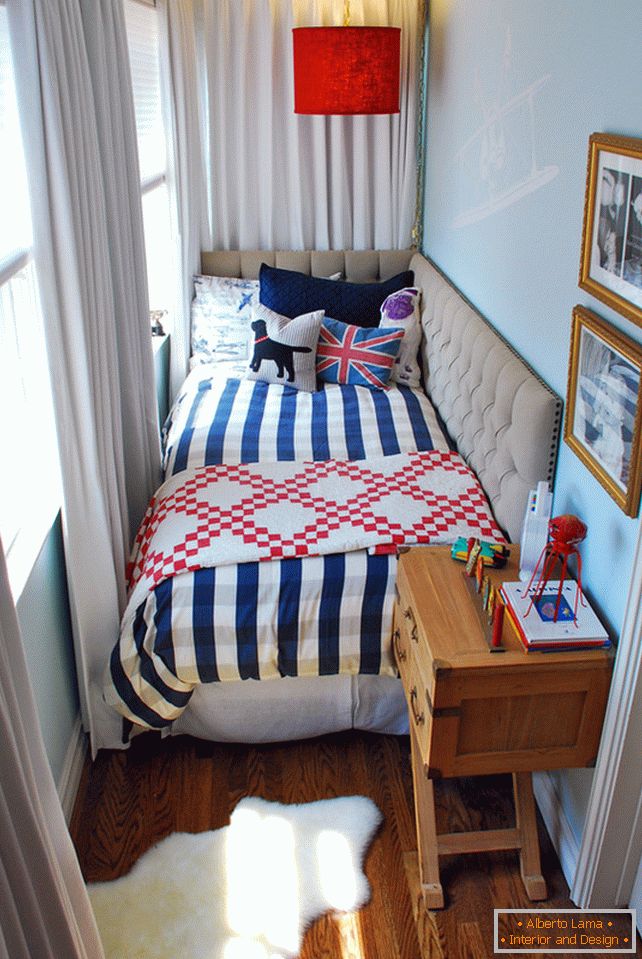 Stolik przy łóżku w małej sypialni
