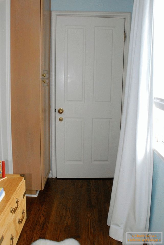 Wąska szafa przy drzwiach wejściowych