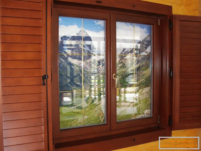 Okna drewniane z okiennicami