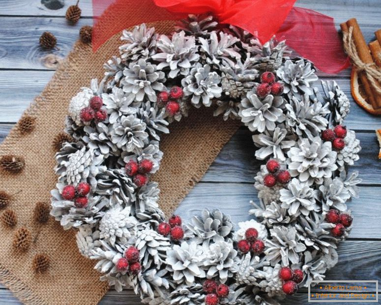 f3302370555bier88boea89e0349foughe-for-home-and-interior-New Year's wreath