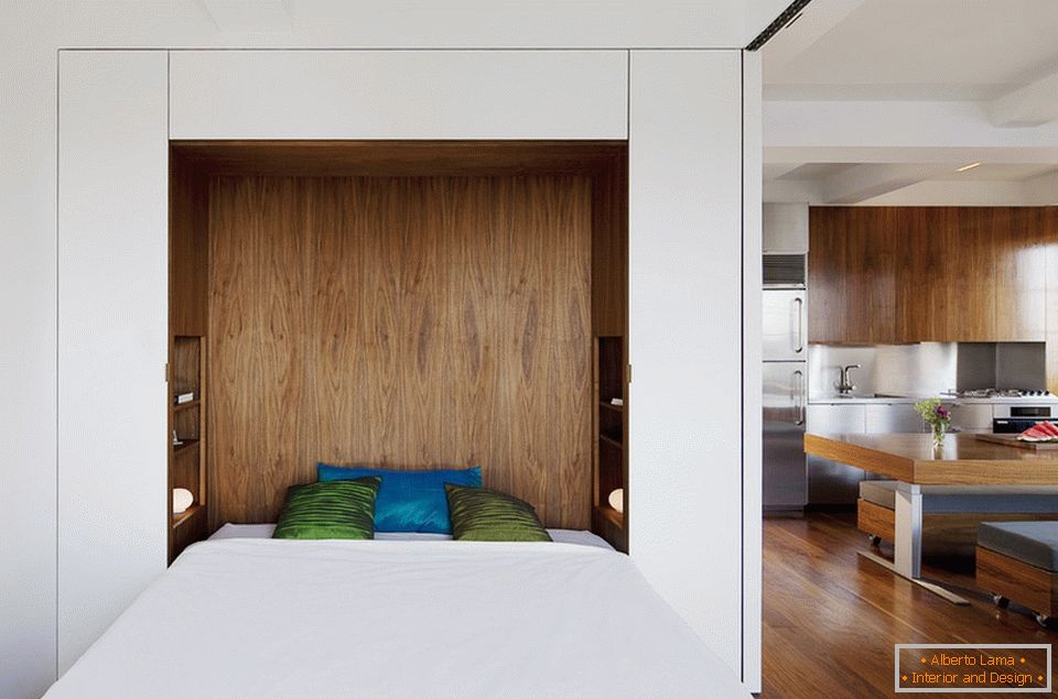 Drewniane łóżko z łóżkiem do podnoszenia