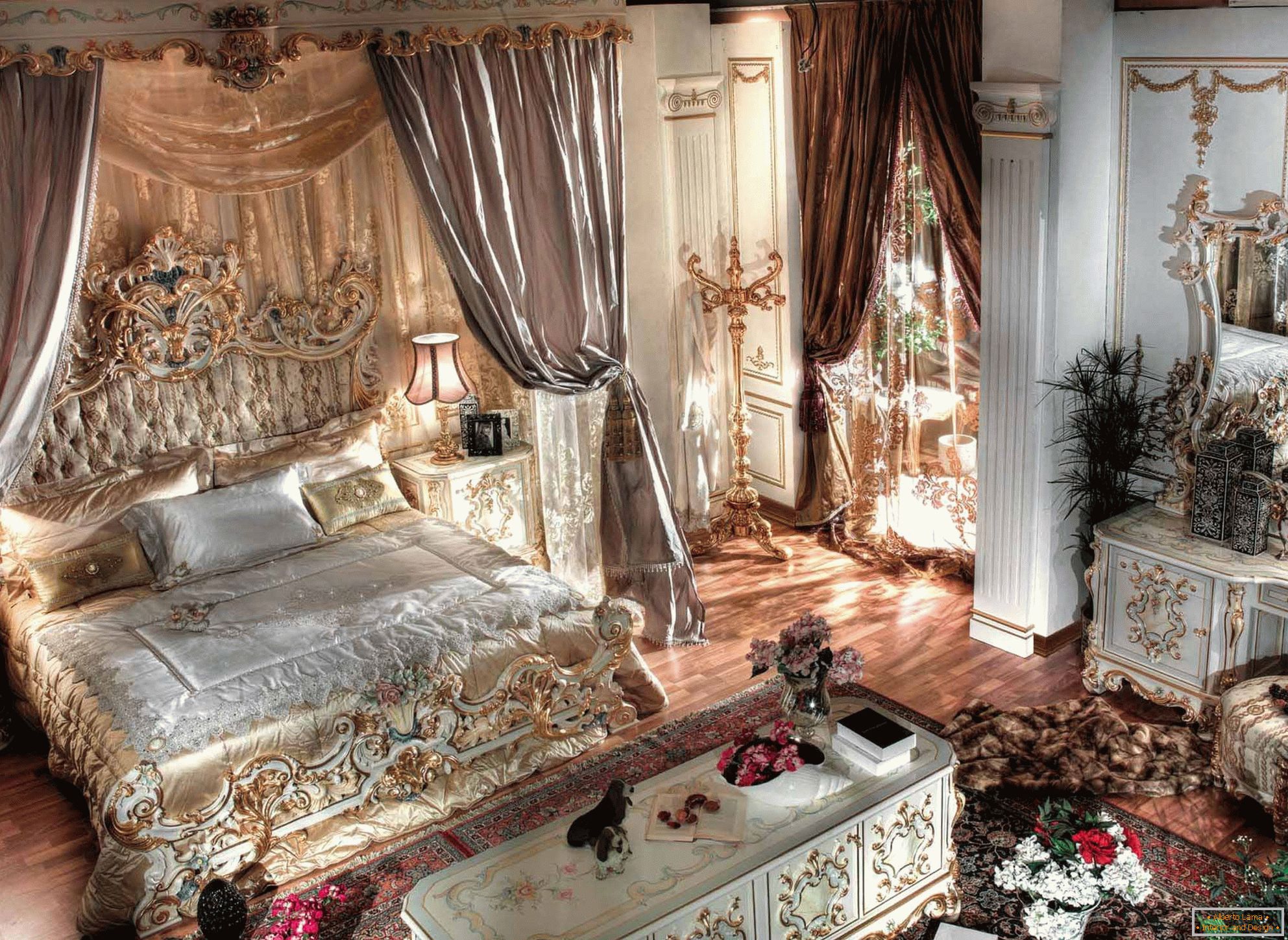 Luksusowa barokowa sypialnia z wysokimi sufitami. Pośrodku kompozycji znajduje się masywne łóżko z drewna z rzeźbionymi grzbietami.