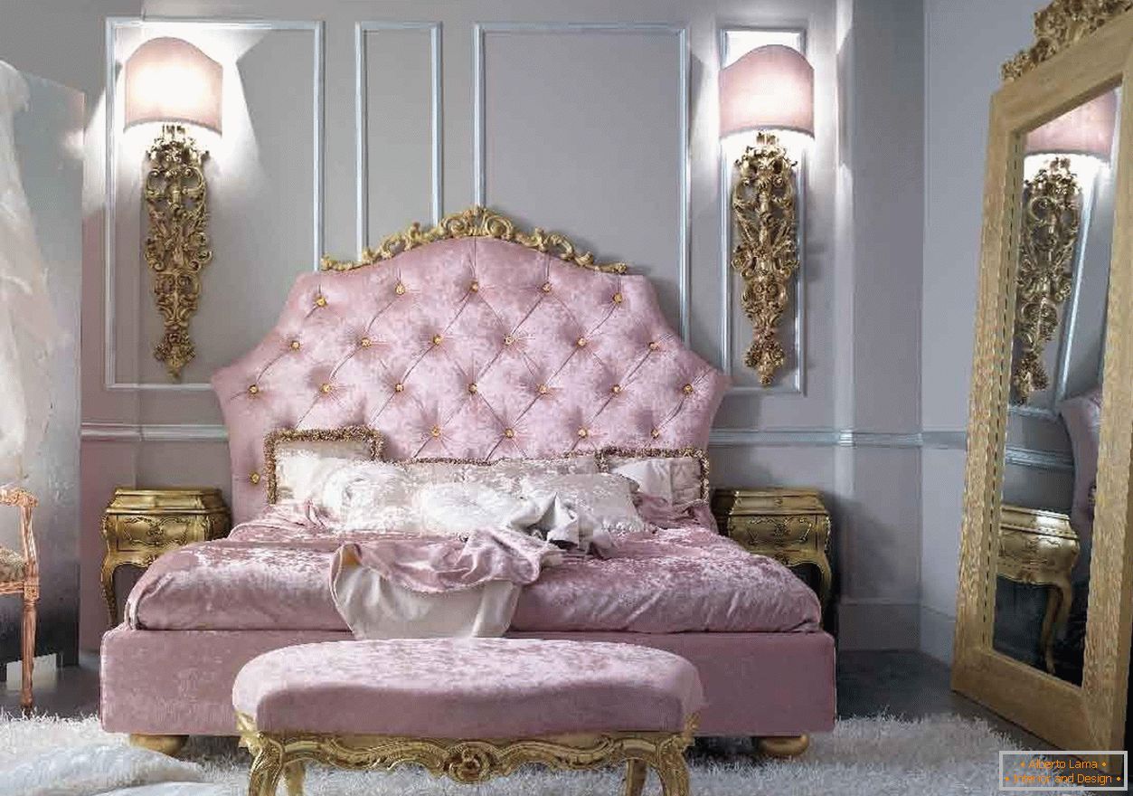 Sypialnia młodej dziewczyny w stylu barokowym. Widok przyciąga duże lustro w złotej ramie.
