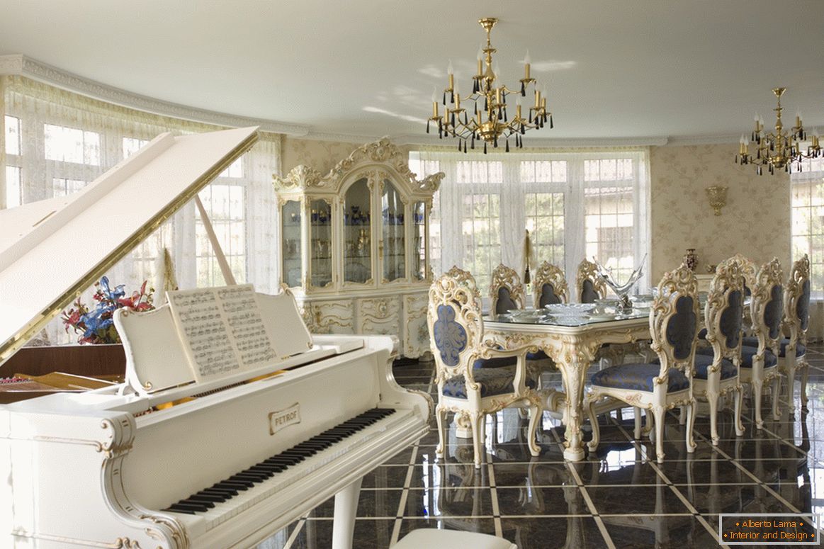 Przestronna jadalnia w stylu barokowym. Właściciel domu wiejskiego najprawdopodobniej gra na fortepianie, który idealnie pasuje do ogólnego obrazu wnętrza.
