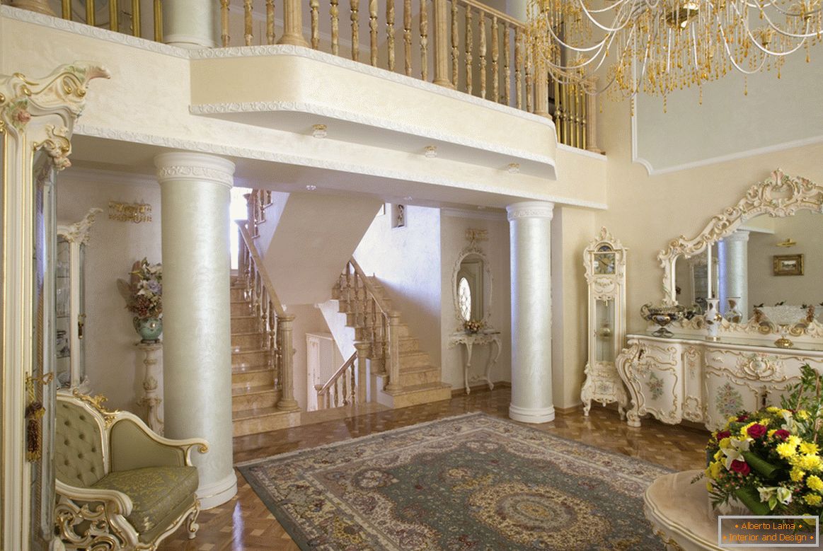 Barokowy salon wyróżnia się kolumnami z niewielkim balkonem aktorskim na drugim piętrze.