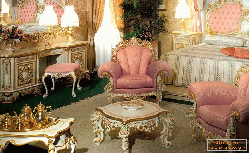 Delikatna sypialnia w barokowym stylu z różowymi odcieniami.