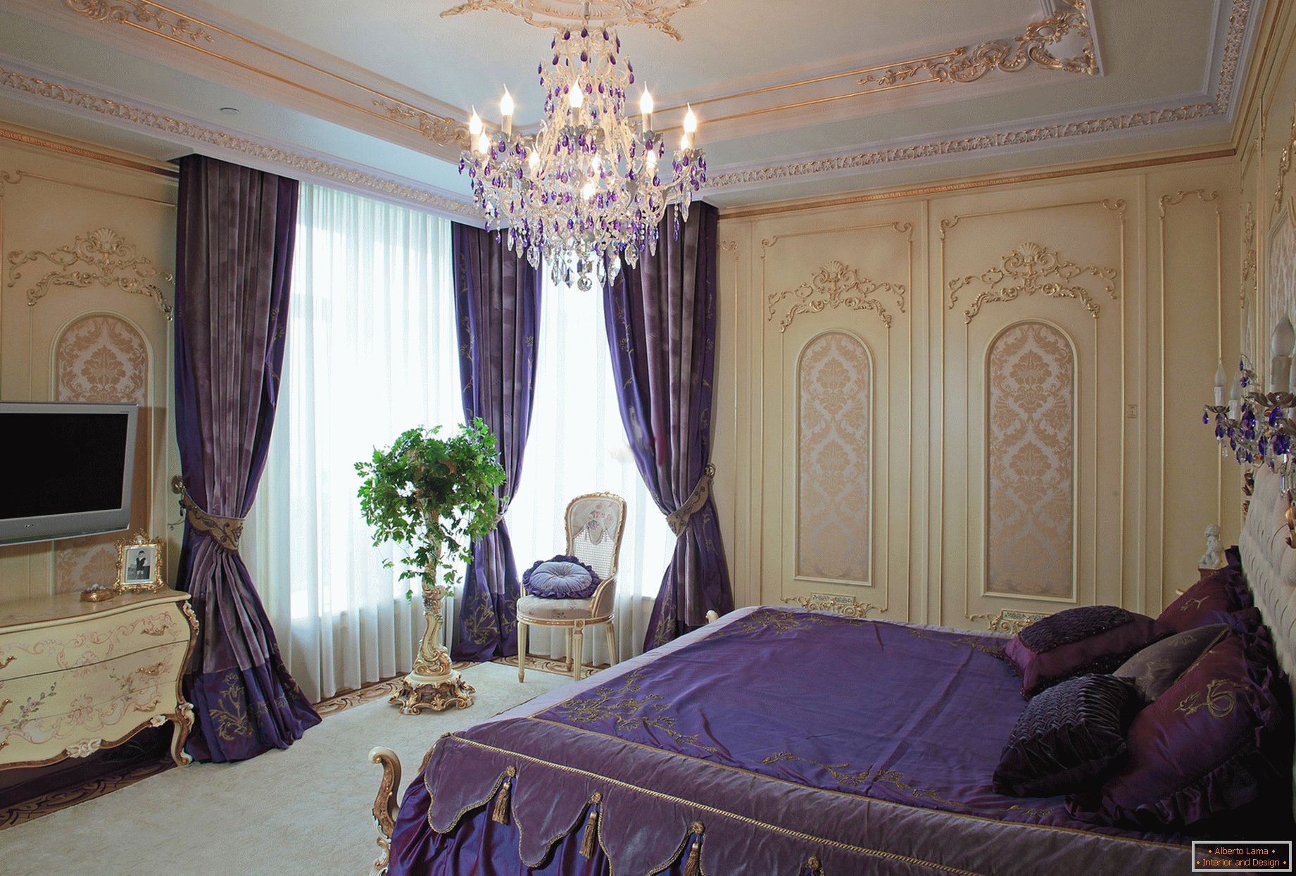 Stylowa sypialnia w stylu barokowym. Subtelna koncepcja projektu - ciemnofioletowe zasłony są łączone z dopasowanym odcieniem pościeli.
