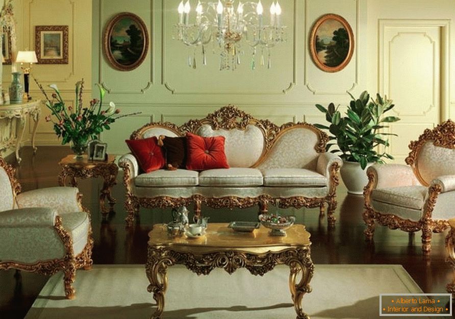 Pokój urządzony jest w delikatnych odcieniach oliwnych. Meble z rzeźbionymi plecami i nogami są dopasowane zgodnie ze stylem baroku.