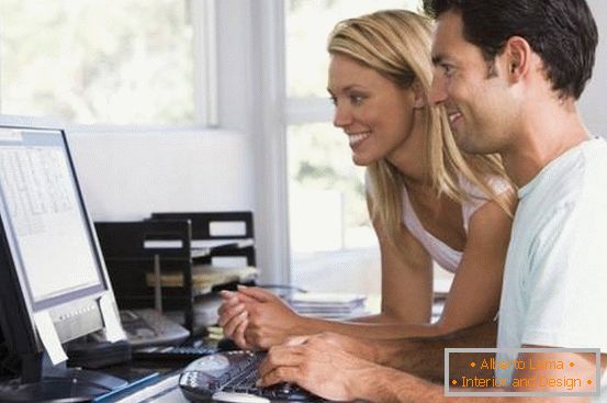 mężczyzna i kobiety na komputerze w domu