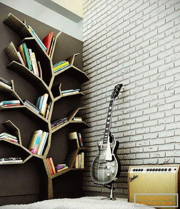Półka z książkami w kształcie drewna