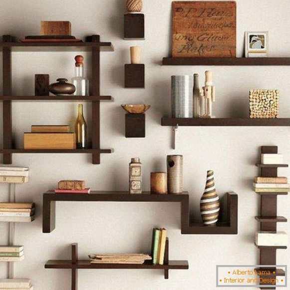 Drewniane półki na ścianie na książki i dekoracje