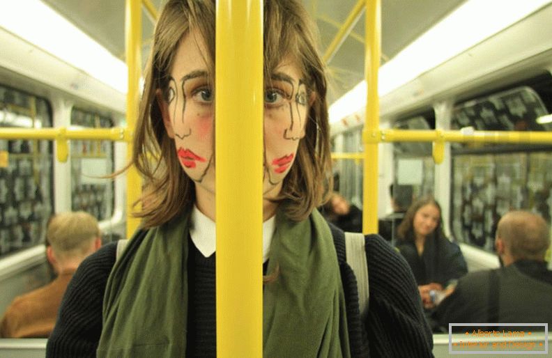 Dwulicowa dziewczyna w transporcie od artysty Sebastiana Bienieka