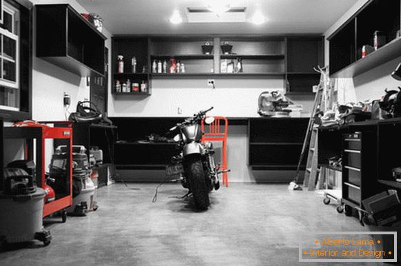 Motocykl we wnętrzu domowego garażu
