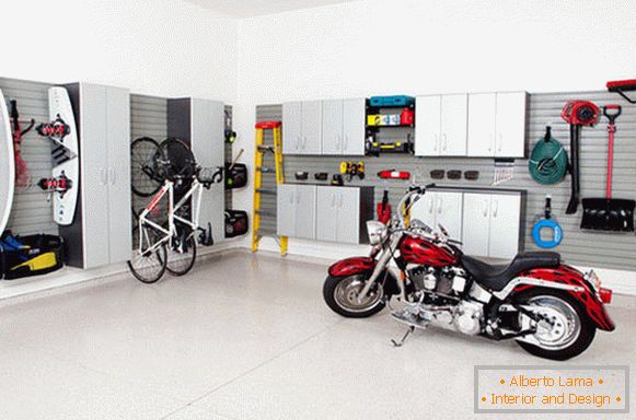 Motocykl we wnętrzu domowego garażu